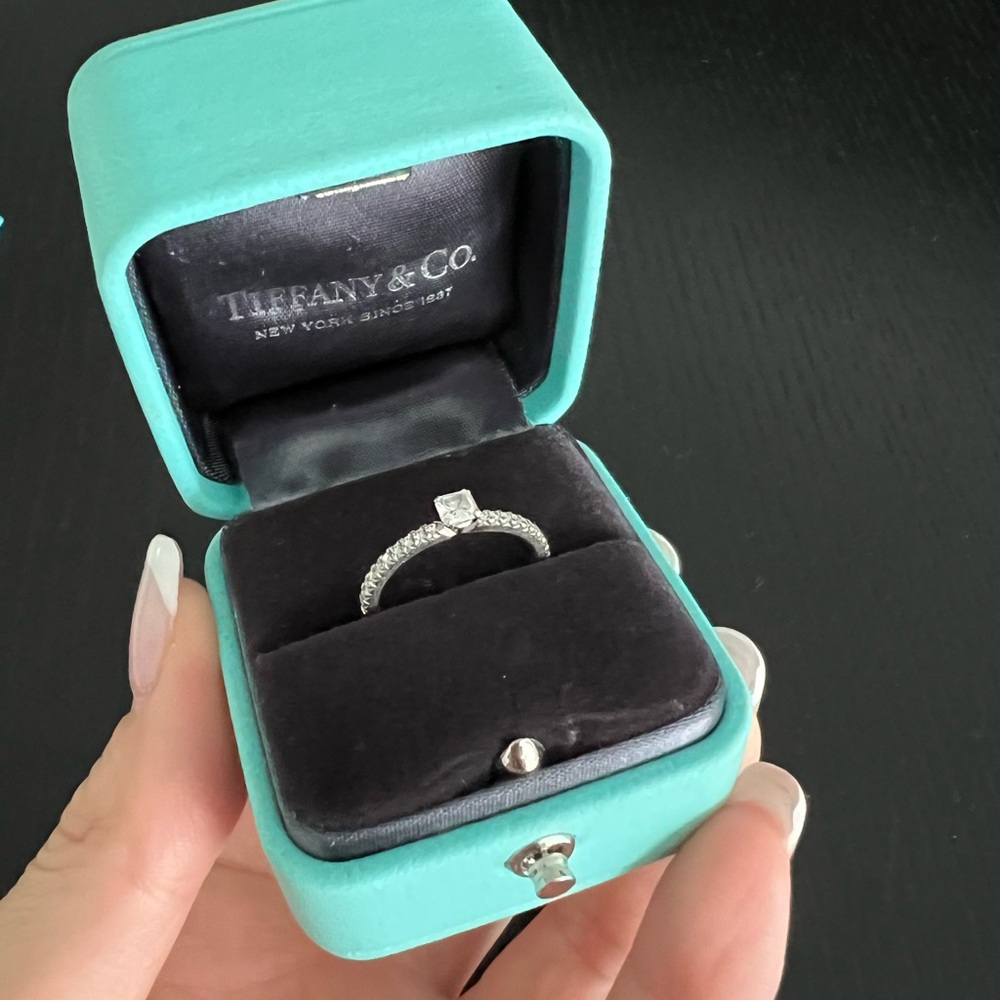 Tiffany & Co 0.19 carat engagement ring color H clarity VS2
